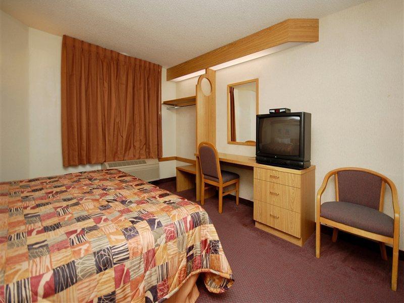 Clarion Inn & Suites Dfw North Irving Exterior foto